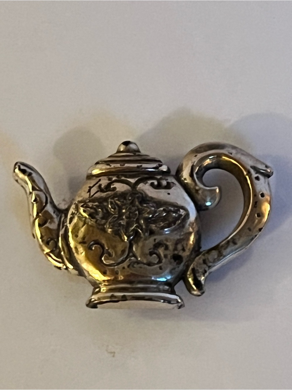 Vintage Brighton Silver Tone Teapot Magnet Ornate Scroll Repousse Collectible - Picture 4 of 4